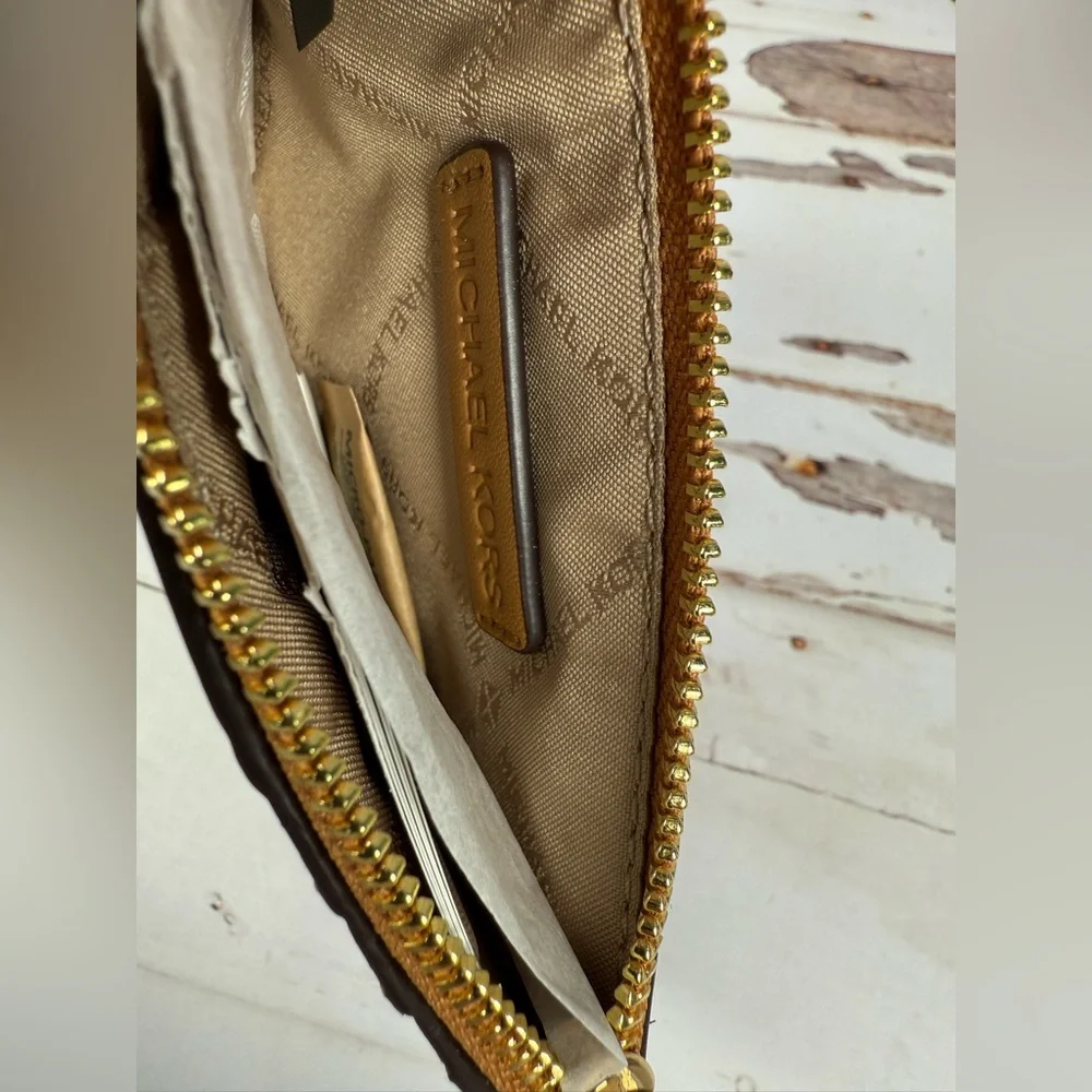 NWT Michael Kors jet set travel medium card case.